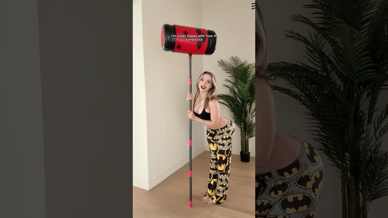 Making a Harley Quinn cosplay IN UNDER A MINUTE #cosplay #harleyquinn #cosplaygirl #diy