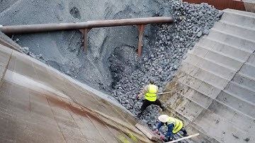 Barge unloading 4550 tons of phosphate ore - Vlog of work on the barge