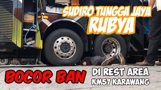 PERJUANGAN DARI PARA CREW MENGGANTI BAN STJ RUBYA YANG BOCOR DI KM57