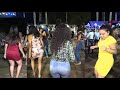 La chica roba miradas -  Mira como baila !!