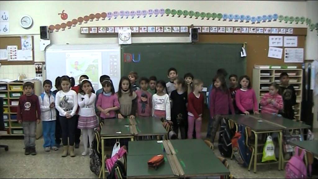 What colour is the bird? 1st B CEIP Sant Miquel Lliria