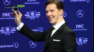 Benedict takes a selfie on the Leareus red carpet