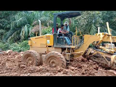 Skil oprator Alat berat {GREDER 02} menarik mobiL bermuatan pupuk Di jalan paling rusak parah PART 2