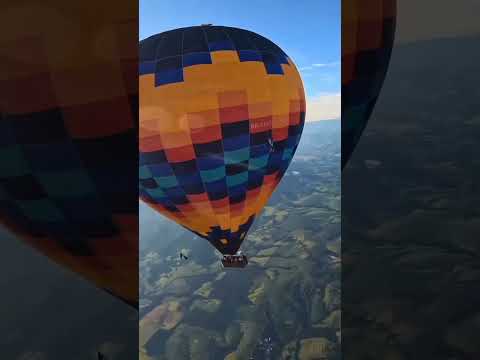 ضع السماعات و استمتع بأجمل لحظات القفز من المنطاد 