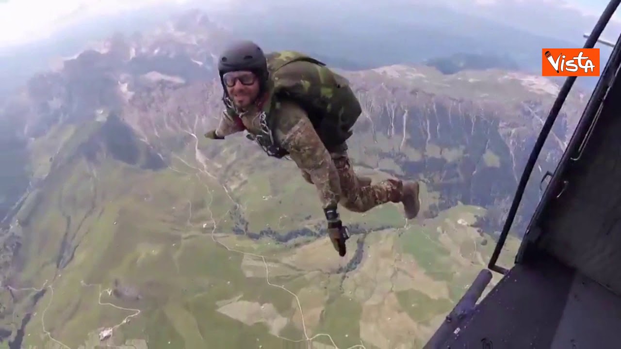 L'addestramento mozzafiato dei parà dei Carabinieri