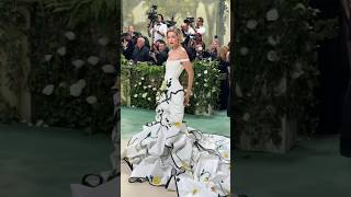 Gigi Hadid Llega A La #Metgala En Un Vestido De Thom Browne