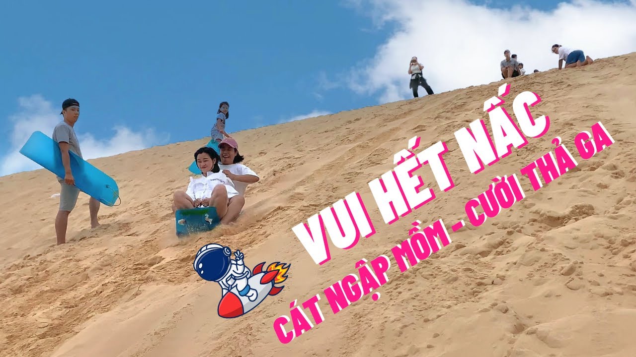 Trượt cát tại Cồn cát Quang Phú Quảng Bình