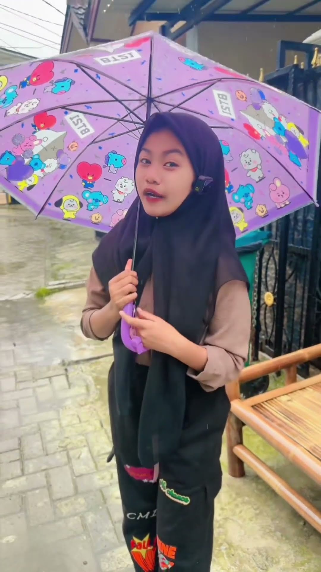 ASIK DAN SERU BANGET MAIN HUJAN PAKAI PAYUNG