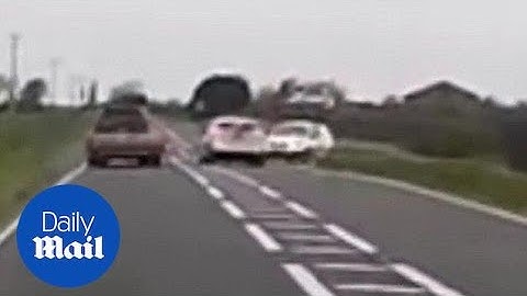 Reckless driver almost causes head-on crash while overtaking - Daily Mail