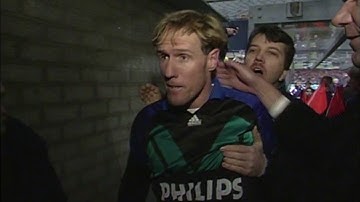 Hans van Breukelen slaat supporter op z