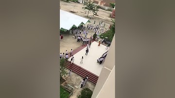 hôm nay tổng kết, thấy mấy anh chị lớp 12 vui đùa vs nhau trong trong những giây phút cuối cùng