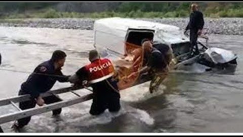 Makina del nga rruga dhe përfundon në Lumin Shkumbin