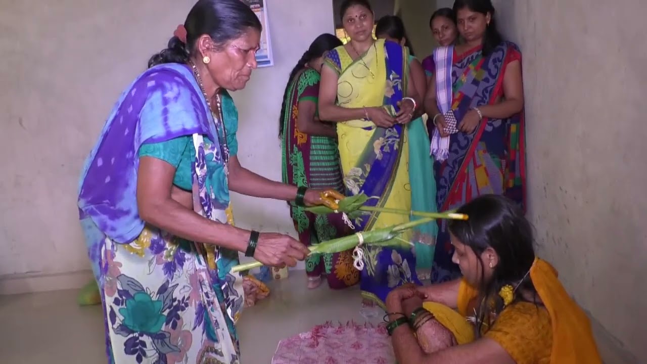 પીળી પીળી પીઠી ચોળીને.. 