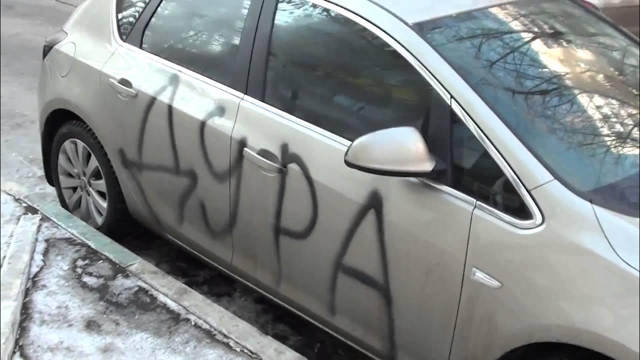 Стукнули машину на стоянке. Мужчина на парковке. Автоподставы на дорогах. Женщина паркует машину. Притертость на авто.