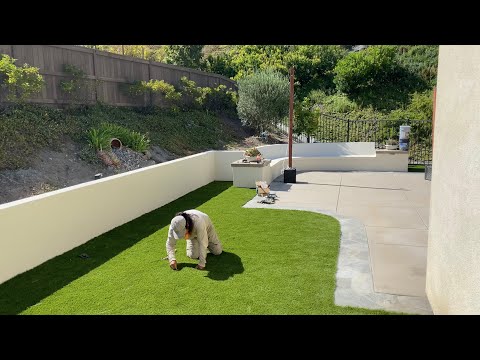 Video: ¿Cuánto cuesta un rollo de hierba falsa?