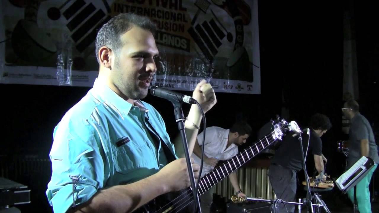 Jorge Glem compartió sus destrezas en la percusión con el cuatro