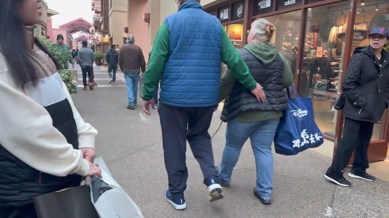 Vlog130 Cuối Năm 2025 Gia đình Đi mua Sắm Chuẩn Bị Noel ở Woodburn outlet Mall, OR.