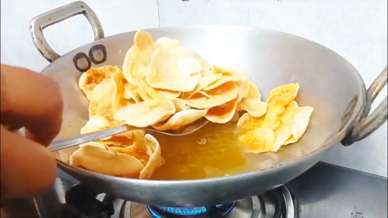 आलू चिप्स ऐसे बनाएंगे तो पूरे साल काले नहीं पड़ेगे, एकदम सफेद आलू चिप्स बनाने की रेसिपी,