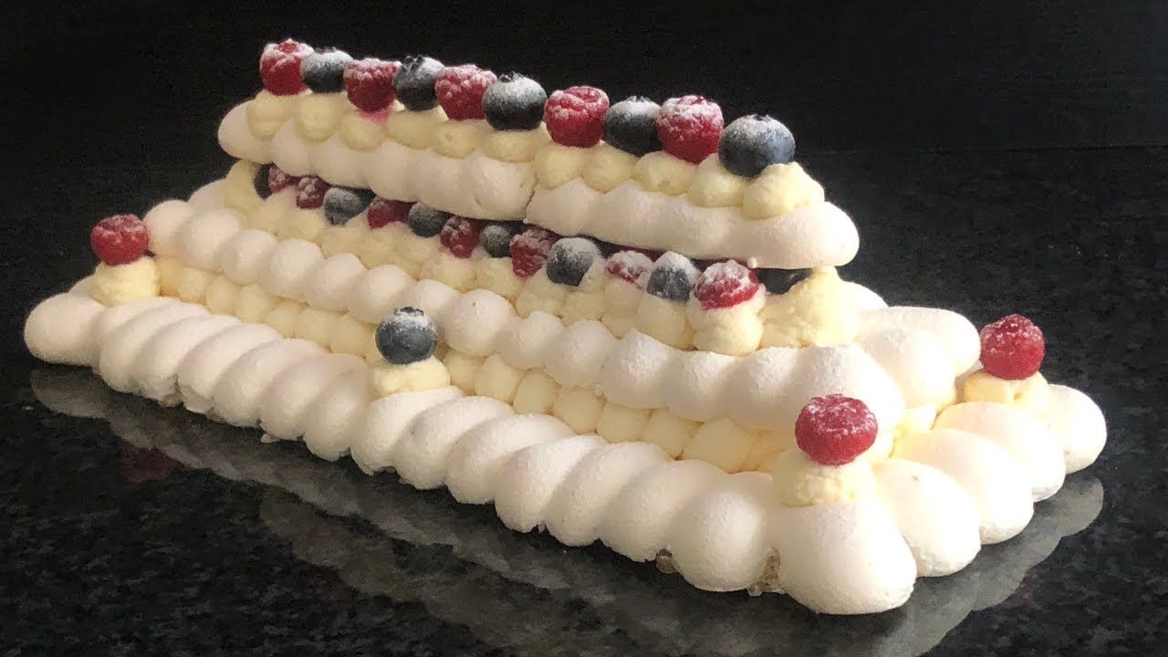 Bûche façon Pavlova aux fruits rouges /Meringue suisse croustillante