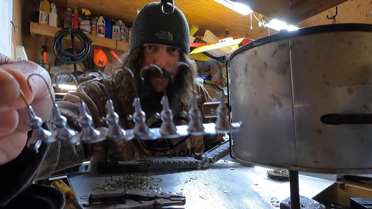 pouring 1/16oz round jig heads - do-it mold - not fun to do - not fun to watch