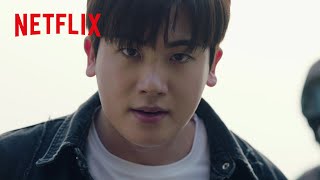 狂人化した人間が詰め込まれたコンテナからセボム（ハン・ヒョジュ）を助け出すイヒョン（パク・ヒョンシク）| HAPPINESS/ハピネス | Netflix Japan