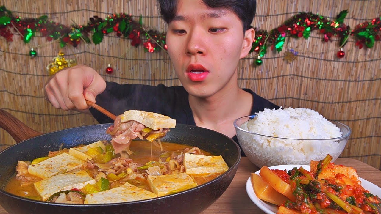 고기 듬뿍 넣고 된장찌개 끼렸습니다. 국물이 녹~진하니 너무 맛있습니다...! DOENJANGJJIGAE WITH PORK KIMCHI KOREAN FOOD ASMR MUKBANG