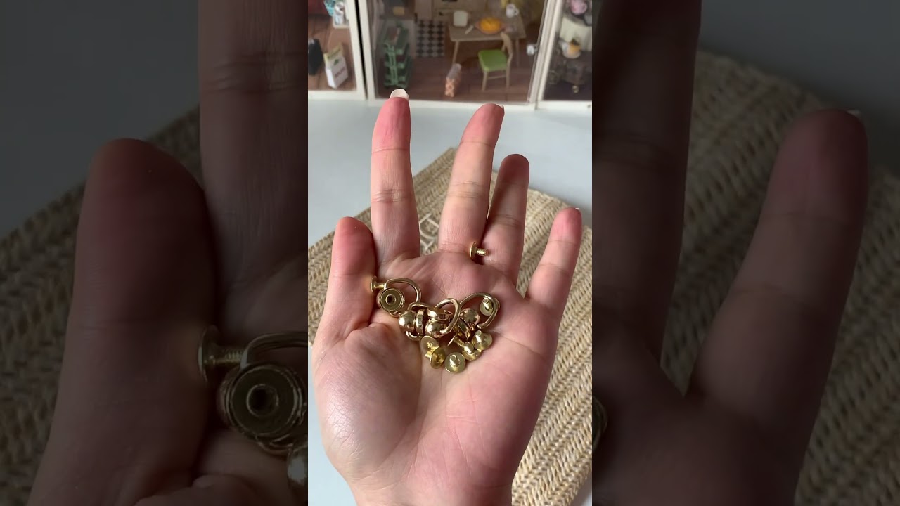 Let’s turn free makeup bag into a mini shoulder bag! 