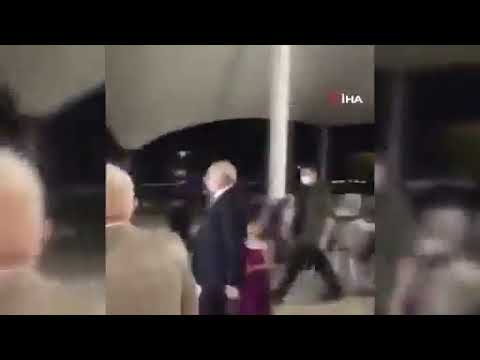 CHP Genel Başkanı Kemal Kılıçdaroğlu’nun düğüne girişini video çeken kameraman havuza düştü.