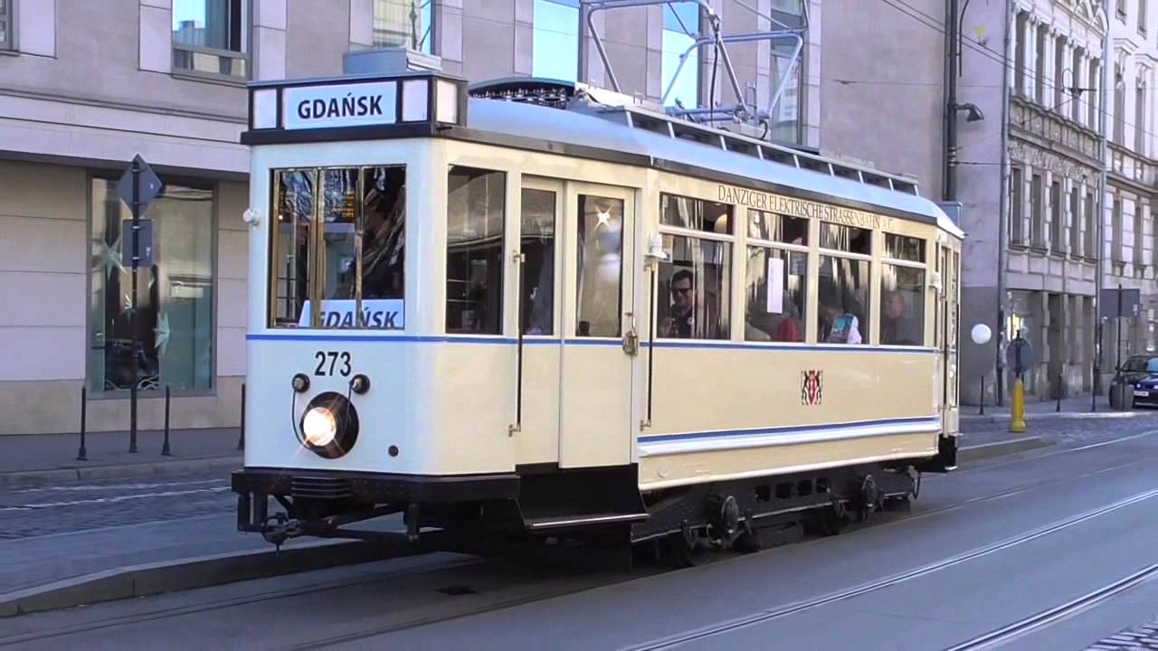 Odrestaurowany Gdański zabytkowy tramwaj Ring na torach w Krakowie