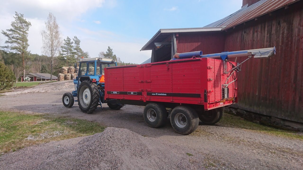 Kevättyöt alkaa täyttövaunun kasauksella