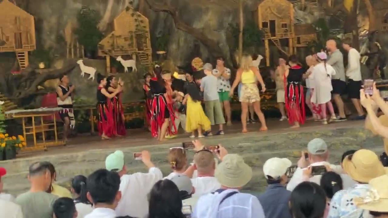 Du Khách hoà cùng điệu nhảy truyền thống dân tộc Việt Nam #travel #dulich #dântộcviệtnam #dance 