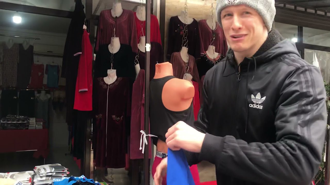 Вячеслав Сугако на рынке Хасавюрта.