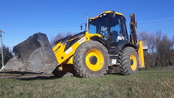 JCB 4cx backhoe loader repairing gravel road