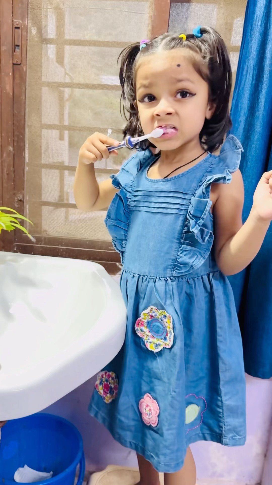 Tooktook toilet brush se teeth clean kar rhi?