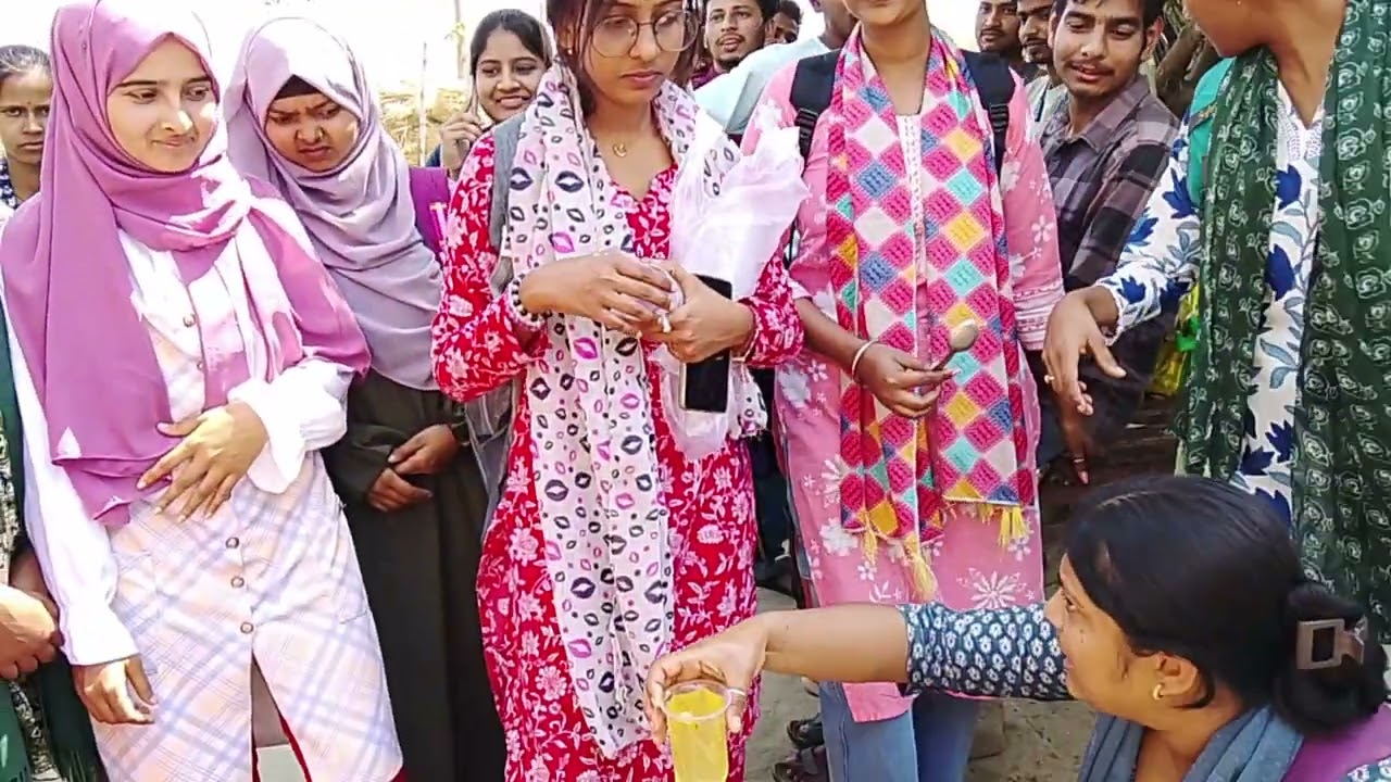 ছাত্র/ছাত্রীরা প্যাসন ফ্রুটের সরবত বানিয়ে খাচ্ছে