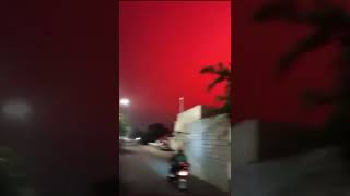 Небо в китайском городе стало кроваво-красным. Sky turns blood red in Chinese city