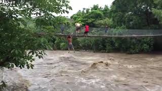 3 jóvenes se lanzan al rio crecido por tormenta Amanda en Chiquimula