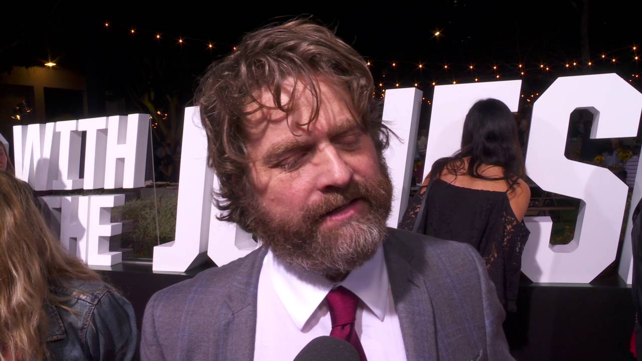 Beskrivelse Skinnende aldrig Keeping Up with the Joneses: Zach Galifianakis Red Carpet Movie Interview |  ScreenSlam - YouTube