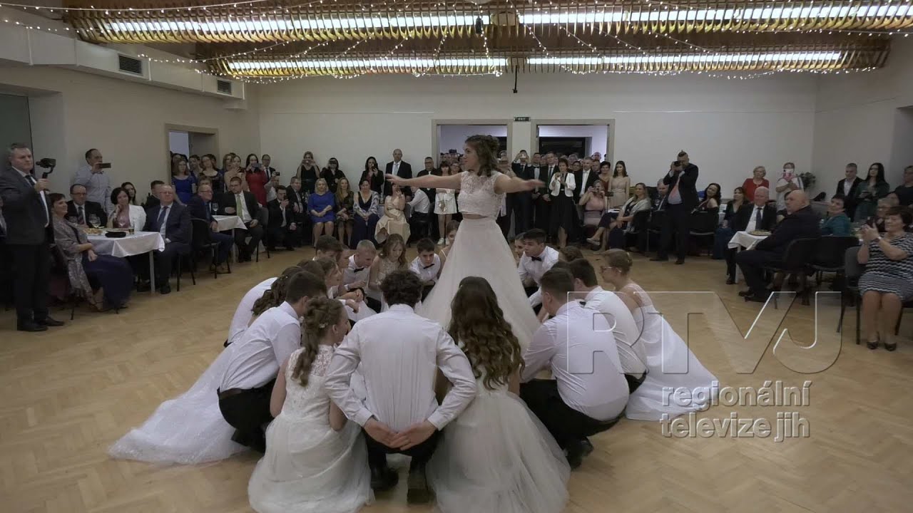 Šaty s vlečkou stříbrem vyšívané měla děvčata na obecním plese v Moravském Žižkově