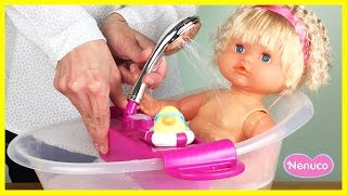 Bebé ❤ NENUCO ❤ se Baña con Ducha de Verdad Agua Real Baby Bath Time Real Shower with Water - YouTube