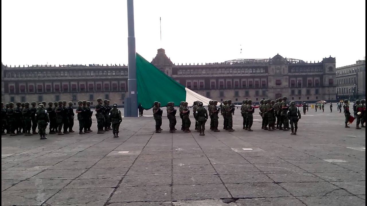 Se levanta en el mástil mi bandera. #banderadeMéxico - YouTube