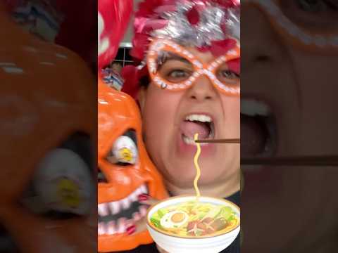 Quem comer mais rápido o macarrão ganha #shortvideos #humor #creative #funny #challenge #engraçado