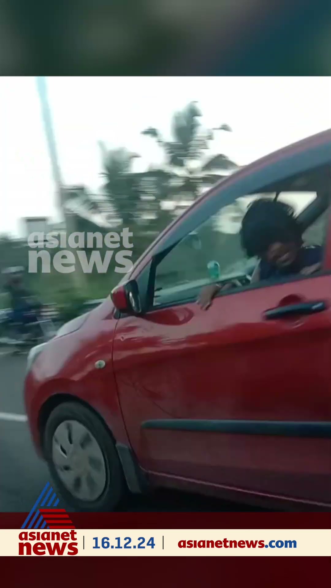 എന്തൊരു ക്രൂരത; തർക്കത്തിൽ ഇടപെട്ടതിന് യുവാവിനെ റോഡിലൂടെ അര കിലോമീറ്ററോളം വലിച്ചിഴച്ചു