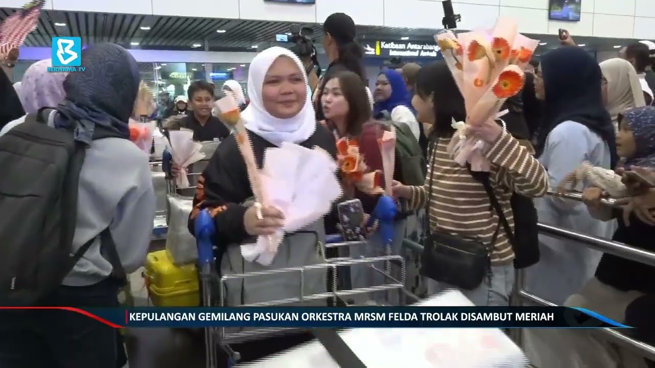 Kepulangan gemilang pasukan Orkestra MRSM Felda Trolak disambut meriah di KLIA