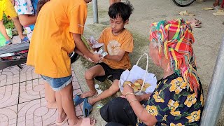 harvest cassava, grind flour to make donuts sell, the daily life of the orphan boy and the old woman