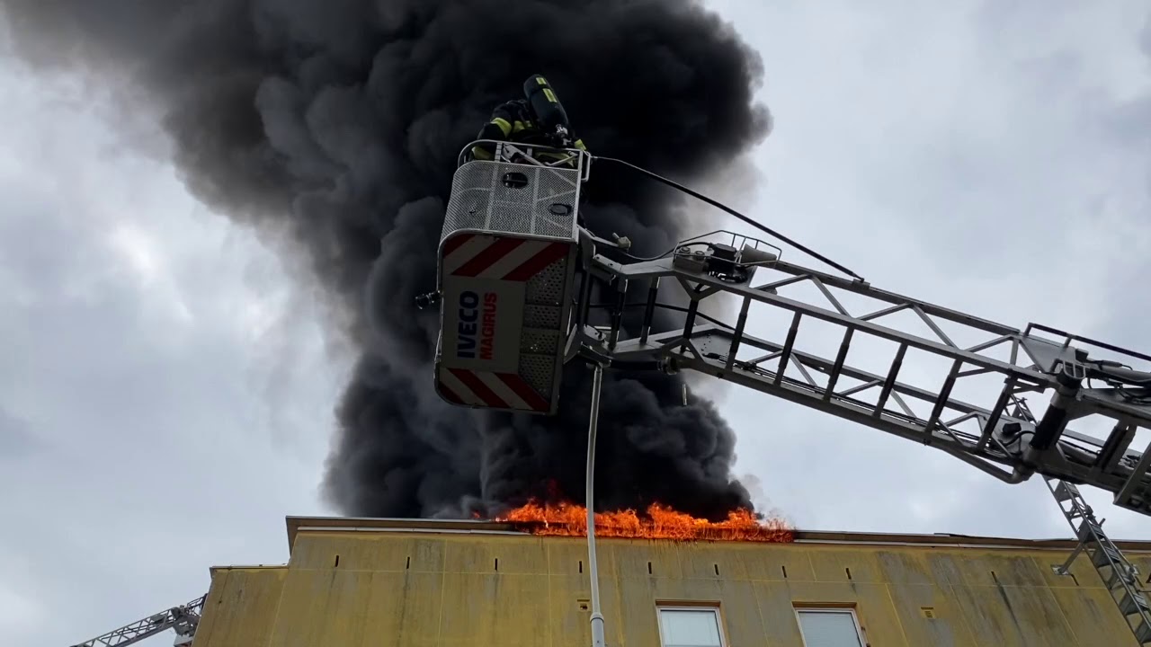 Při rekonstrukci došlo k požáru střechy panelového domu v Praze 4