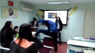 Sandalye Ile Ip Atlama Yapan Sayko Liseliler