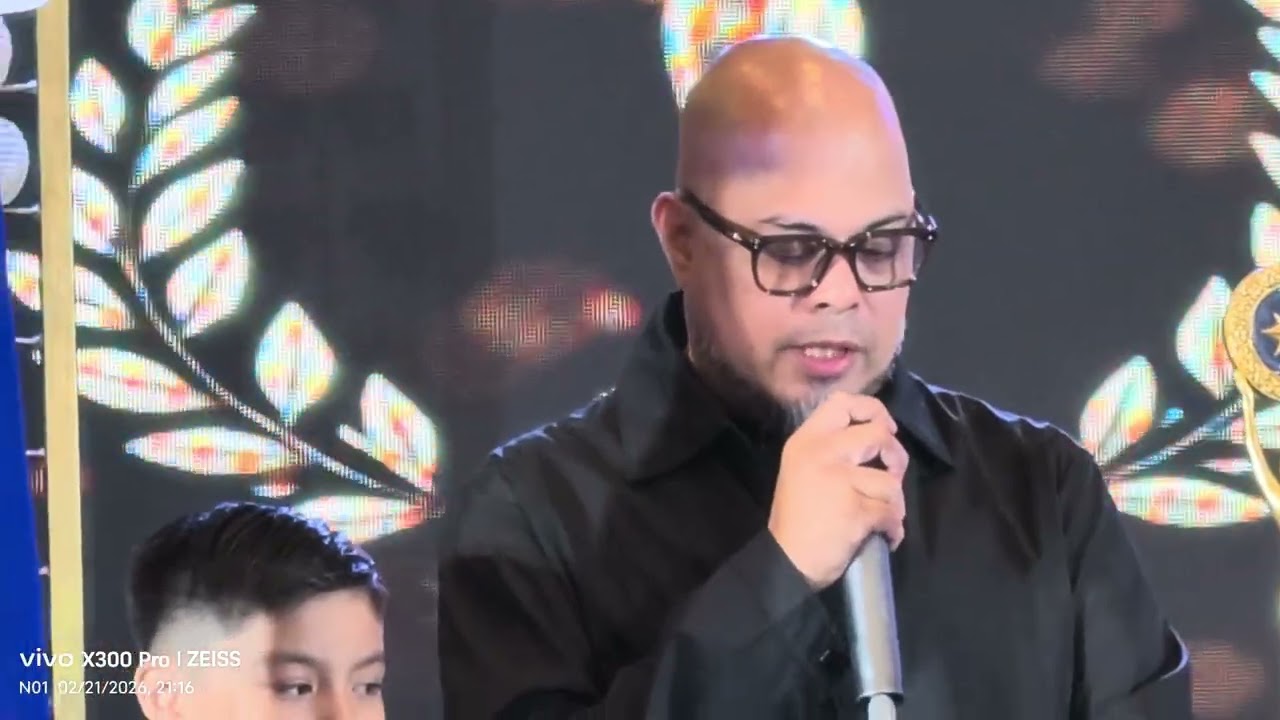 Эмоциональная награда имени Норы Аунор, полученная Яном де Леоном на церемонии вручения премии PA...