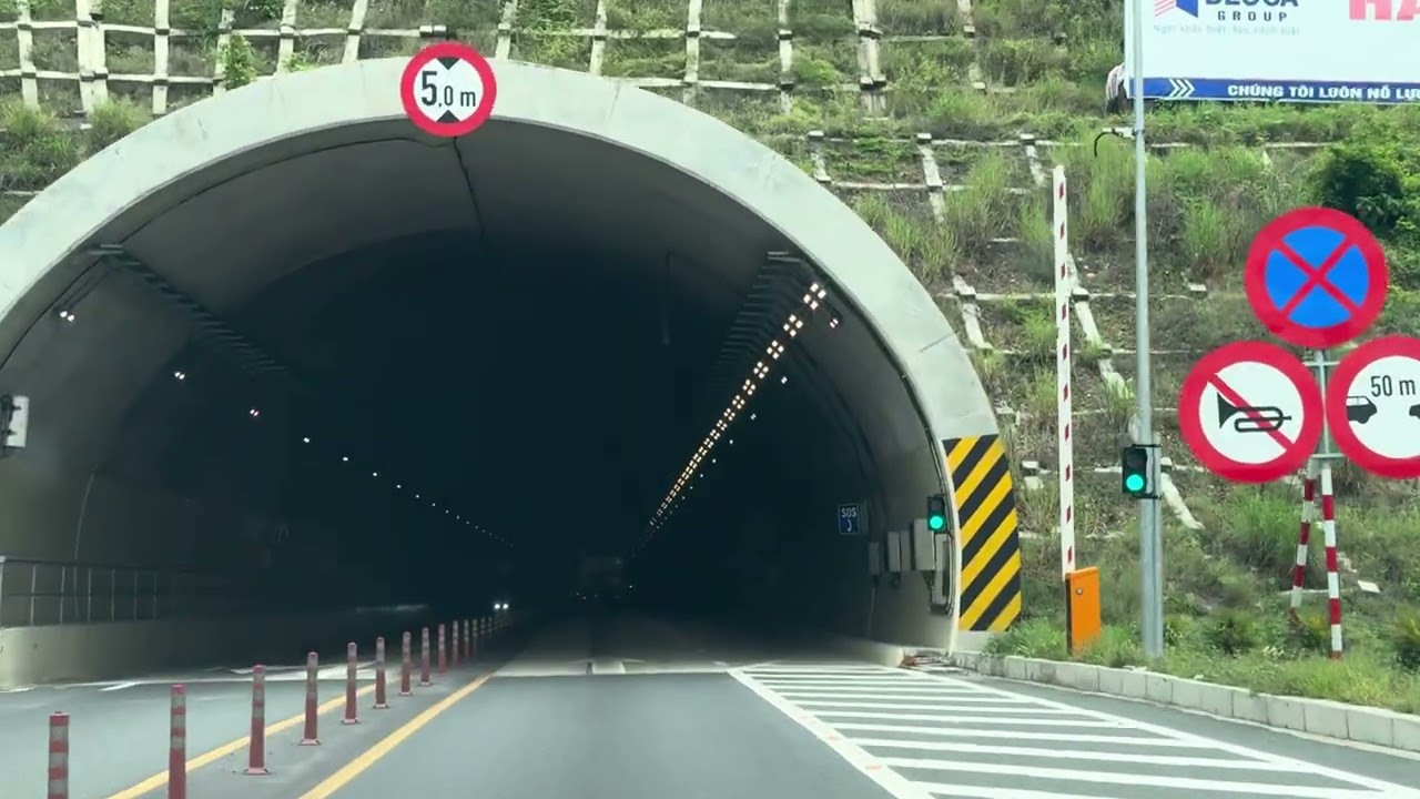 Cao Tốc Hướng Vào Hầm Núi Vung 