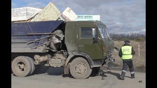 Столкнулись легковушка и КАМАЗ